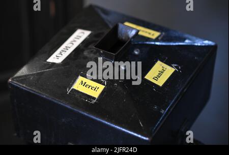 Potsdam, Allemagne. 29th juin 2022. Une boîte de dons avec des inscriptions telles que « Merci ! » Et « Merci! » Est situé dans le Nikolaikirche. Credit: Jens Kalaene/dpa/Alamy Live News Banque D'Images