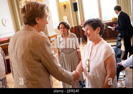 Berlin, Allemagne. 04th juillet 2022. Nicole Levy (r) et Anne-Marie Descotes (l), ambassadrice de France, assistent à la présentation de l'ordre du mérite de l'État de Berlin aux enfants du défunt survivant de l'Holocauste, Hanni Levy. Hanni Levy est décédé à Paris sur 22 octobre 2019. Credit: Fabian Sommer/dpa/Alay Live News Banque D'Images