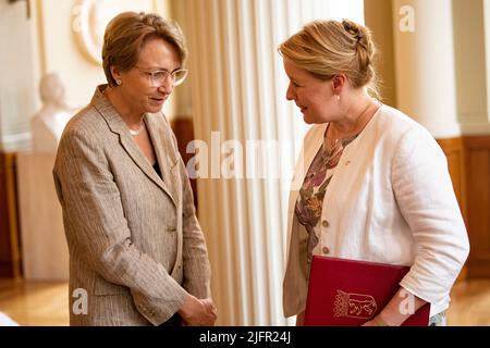 Berlin, Allemagne. 04th juillet 2022. Franziska Giffey (SPD, r), maire de Berlin, et Anne-Marie Descotes, ambassadrice de France, assistent à la présentation de l'ordre du mérite de l'État de Berlin aux enfants du défunt survivant de l'Holocauste, Hanni Levy. Hanni Levy est décédé à Paris sur 22 octobre 2019. Credit: Fabian Sommer/dpa/Alay Live News Banque D'Images