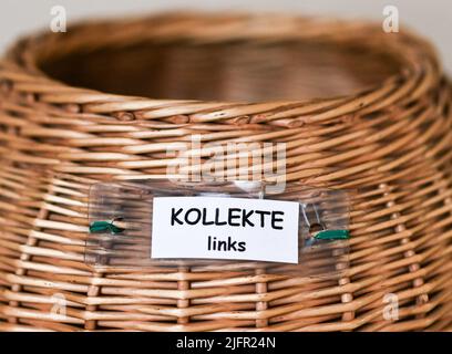Potsdam, Allemagne. 29th juin 2022. Un panier avec une note 'collection gauche' se tient dans une église. Credit: Jens Kalaene/dpa/Alamy Live News Banque D'Images