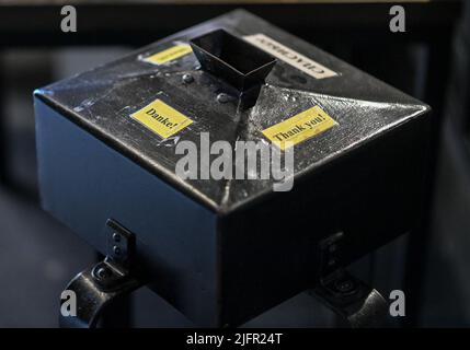 Potsdam, Allemagne. 29th juin 2022. Une boîte de dons avec des inscriptions telles que « Merci ! » Et « Merci ! » Est situé dans le Nikolaikirche. Credit: Jens Kalaene/dpa/Alamy Live News Banque D'Images
