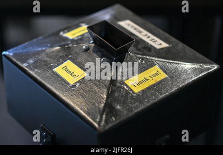 Potsdam, Allemagne. 29th juin 2022. Une boîte de dons avec des inscriptions telles que « Merci ! » Et « Merci ! » Est situé dans le Nikolaikirche. Credit: Jens Kalaene/dpa/Alamy Live News Banque D'Images