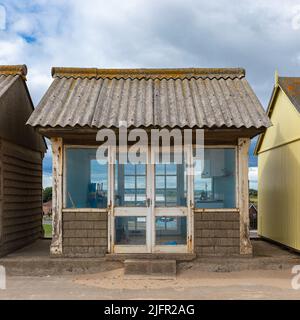 Old Beach Hut à Sandilands, Sutton on Sea, Lincolnshire Coast, Lincolnshire, Angleterre, ROYAUME-UNI Banque D'Images