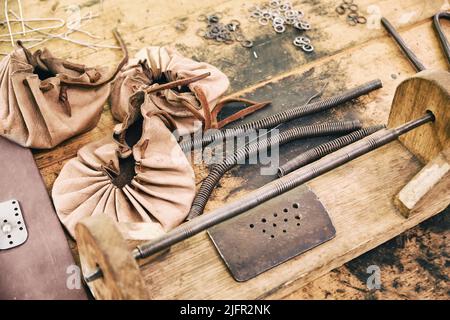 Fabrication d'armures médiévales et de courrier en chaîne pour protéger les soldats au combat. Reconstruction des événements du Moyen Age en Europe. Banque D'Images