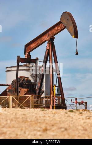 Pompe à huile et réservoir de carburant. Extraction de pétrole. Ressource Banque D'Images