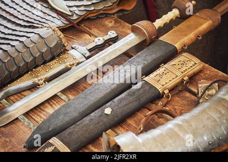 Armes et armures romaines anciennes - épées et courrier en chaîne. Reconstruction des événements militaires pendant les guerres de l'Empire romain Banque D'Images