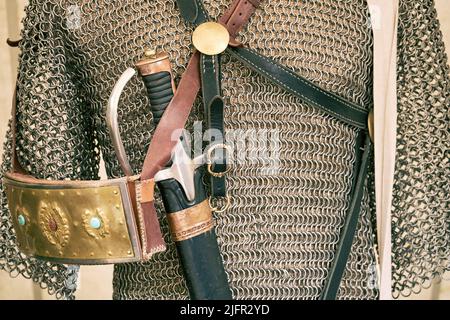 Armure vintage, chaîne rétro et épée dans un fourreau. Ancien arsenal militaire des événements de la guerre russo-suédoise Banque D'Images