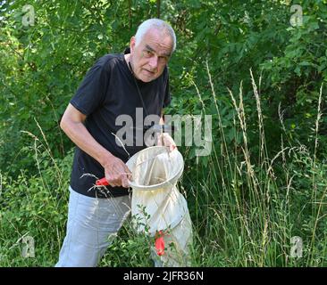 PRODUCTION - 27 juin 2022, Brandebourg, Güstebieser Loose: Peter Herbert, coléoptériste, attrapant des coléoptères dans la nature dans l'Oderbruch. Peter Herbert a exploré le patrimoine culturel européen de l'Oderbruch d'une manière très spéciale. Depuis des décennies, l'agriculteur formé collecte et prépare des scarabées indigènes de sa maison d'adoption. Il a légué sa collection régionale de milliers de spécimens à l' Institut entomologique allemand . (À dpa 'The big sparch in the Oderbruch') photo: Patrick Pleul/dpa Banque D'Images