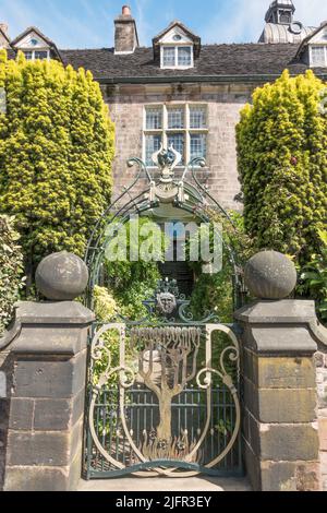 La porte du jardin de Green Man très ornée de la maison de Greystones classée à Leek, Staffordshire, Angleterre, Royaume-Uni Banque D'Images