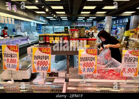 Séoul, Corée du Sud. 5th juin 2022. Les gens magasinent dans un supermarché à Séoul, Corée du Sud, 5 juin 2022. L'inflation globale de la Corée du Sud a atteint son plus haut niveau depuis près de 24 ans en juin en raison de la flambée des prix de l'énergie et de la hausse des coûts de consommation, ont montré mardi les statistiques des bureaux de statistique. Crédit : Wang Yiliang/Xinhua/Alay Live News Banque D'Images