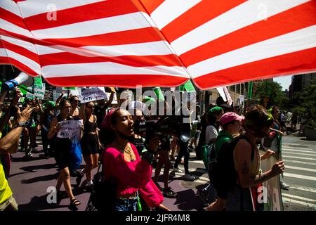 New York, États-Unis. 4th juillet 2022. Les manifestants défilent lors d'une manifestation contre le renversement par la Cour suprême de la décision Roe c. Wade sur le droit à l'avortement à New York, aux États-Unis, au 4 juillet 2022. La Cour suprême des États-Unis sur 24 juin a renversé Roe c. Wade, une décision historique qui a établi un droit constitutionnel à l'avortement dans la nation il y a près d'un demi-siècle. Credit: Michael Nagle/Xinhua/Alay Live News Banque D'Images