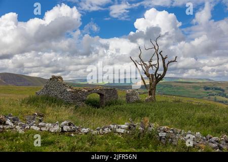 La grange basse de vache est une grange en ruines dans le Peak District. MAM Tor et Kinder Scout au loin Banque D'Images