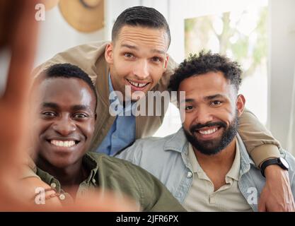 Nous avons été les meilleurs bourgeons depuis Junior High. Photo d'un homme prenant un selfie avec ses deux amis à la maison. Banque D'Images