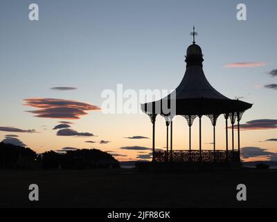 Le Wallace Bandstand, construit en 1884 sur Nairn Links, a silhoueté sur un ciel pâle de coucher de soleil d'été avec des nuages lenticulaires. Banque D'Images