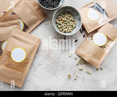 Graines de Microgreen dans des sacs en papier et équipement de semis de microgreen sur la table. Une alimentation saine. Banque D'Images