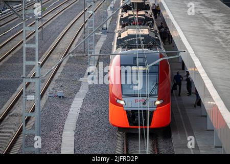 Moscou, Russie - 01 juillet 2022 : le train longue distance se trouve sur la plate-forme Banque D'Images