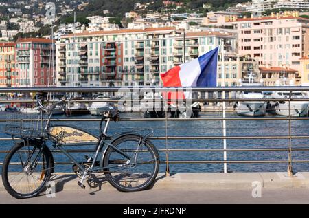 Nice, France, avril 2022. Vélo à l'ancienne près d'une clôture métallique dans le port de Nice, lors d'une belle journée de printemps ensoleillée. Belle vue romantique, Banque D'Images