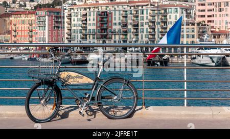 Nice, France, avril 2022. Vélo à l'ancienne près d'une clôture métallique dans le port de Nice, lors d'une belle journée de printemps ensoleillée. Belle vue romantique, Banque D'Images