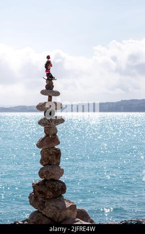 Le yoga de pierres d'équilibrage sur les rives de la mer de Nice. Une pile de pierres, empilant l'une sur l'autre dans un équilibre parfait et surtout Banque D'Images