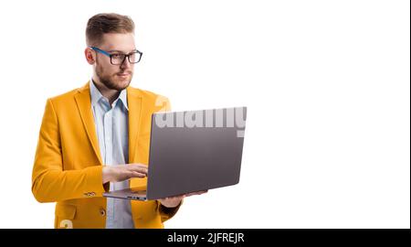 Homme d'affaires sérieux travaillant avec un ordinateur portable Banque D'Images