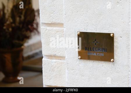 Bordeaux , Aquitaine France - 06 15 2022 : logo et texte du club social allegrini sur la façade du restaurant français Banque D'Images