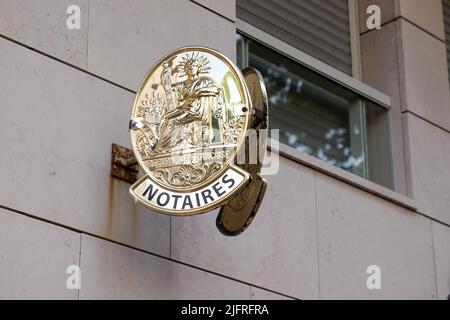 Bordeaux , Aquitaine France - 06 15 2022 : plaque dorée Notaire signe or texte et logo notaire bâtiment mur façade Banque D'Images