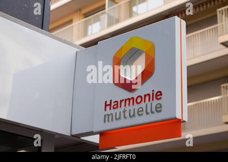 Bordeaux , Aquitaine France - 06 15 2022 : harmonie Mutuelle logo marque et texte signe avant de bureau façade mur agence mutuelle Banque D'Images