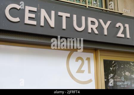 Bordeaux , Aquitaine France - 06 15 2022 : Century 21 signature texte et logo de la marque de l'agence immobilière courtier bureau façade entreprise fenêtres Banque D'Images