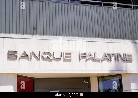 Bordeaux , Aquitaine France - 06 15 2022 : logo de la Banque Palatine texte et marque sur l'entrée murale façade Agence bancaire française Banque D'Images