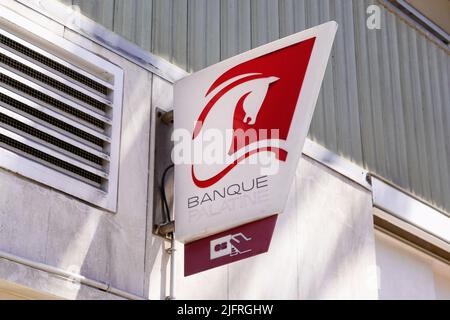 Bordeaux , Aquitaine France - 06 15 2022 : logo de la Banque Palatine texte et marque sur façade murale Agence bancaire française Banque D'Images