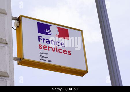 Bordeaux , Aquitaine France - 06 15 2022 : France affiche le logo et la marque sur le mur des bureaux du bâtiment public en français Banque D'Images