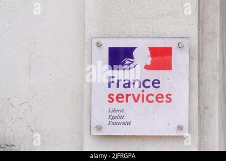 Bordeaux , Aquitaine France - 06 15 2022 : France services logo marque et texte signe français services structure de maison réception physique et numérique su Banque D'Images