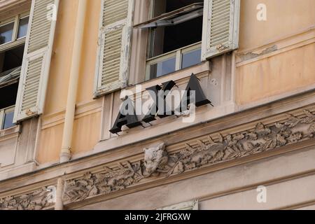 Bordeaux , Aquitaine France - 06 15 2022 : logo axa agence mur façade bâtiment avec marque de signe de l'assurance bancaire française Banque D'Images