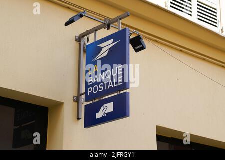 Bordeaux , Aquitaine France - 06 15 2022 : logo de la Banque postale et logo de la marque atm façade bleue du bureau Agence postale de la banque française Banque D'Images