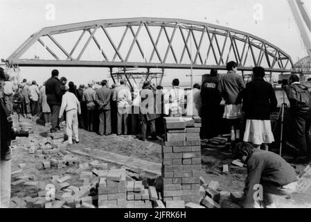 Construction/modernisation du pont ferroviaire. Remplacement de deux des trois segments de l'ancien pont par un arc de 235 mètres. Dernière phase du placement du nouveau pont. La troisième portée du côté de Lentse, selon le scénario NS, sera remplacée dans le second semestre de 1984 par une mise en place en béton de trois parties Banque D'Images