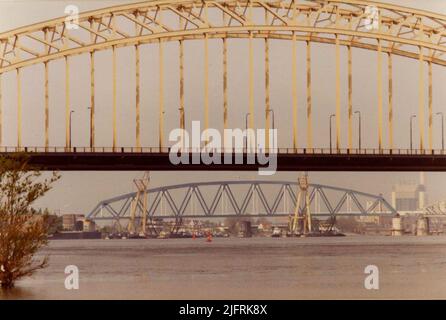 Construction/modernisation du pont ferroviaire. Remplacement de deux des trois segments de l'ancien pont par un arc de 235 mètres. Dernière phase du placement du nouveau pont. La troisième portée du côté de Lentse, selon le scénario NS, sera remplacée dans le second semestre de 1984 par une mise en place en béton de trois parties Banque D'Images