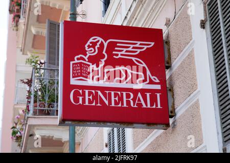 Bordeaux , Aquitaine France - 06 15 2022 : logo Generali rouge marque et texte signe sur l'entrée murale agence de façade bureau italien de la compagnie d'assurance f Banque D'Images