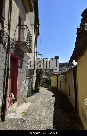 Une photo verticale de la rue étroite et des anciens bâtiments du village d'Altomonte, région Calabre, Italie Banque D'Images