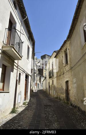 Un cliché vertical de rue étroite entre les anciens bâtiments du village d'Altomonte, région Calabre, Italie Banque D'Images