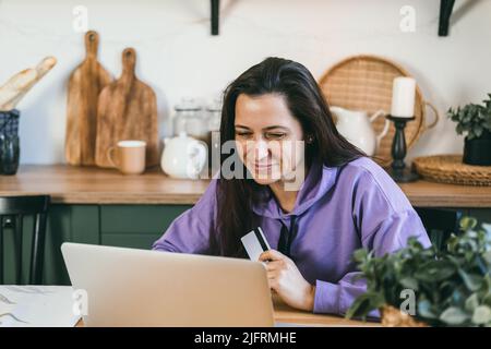 Femme satisfaite à la vente. Facilité et commodité des achats en ligne Banque D'Images