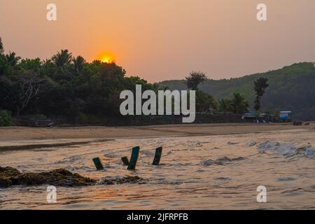 Beau lever de soleil à om Beach à gokarna.palmiers à bord de mer Banque D'Images