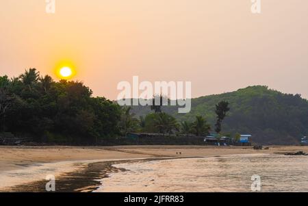 vue magnifique sur le paysage de la plage de sunrise om dans gokarna.green forêt de montagne couverte Banque D'Images