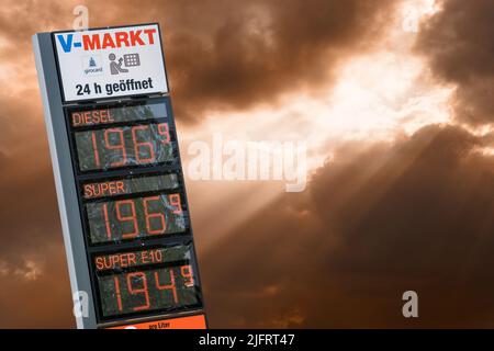 Preisanzeige an der Tankstelle am V-Markt in Schwabmünchen Banque D'Images