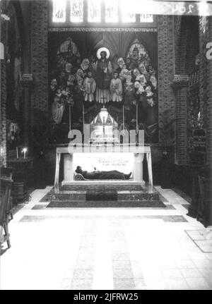 L'intérieur de la chapelle Saint-Canisius. La chapelle, construite à côté de l'église, dédiée à un dessin de Charles Estourgie en 1934 et perdue par le bombardement du 22 février 1944. La chapelle a été ornée en 1938 de peintures murales de Collette. Au-dessus de l'autel Petrus Canisius, qui dit Au revoir à sa famille en 1565 Banque D'Images