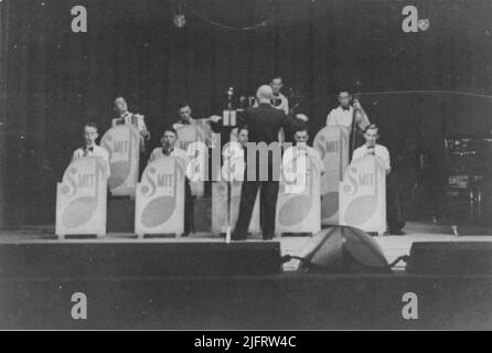 Orchestre de danse de Willem Smit, Transformatorenfabriek, a joué, entre autres, pour des soldats néerlandais avant la guerre mondiale de 2nd dans le Kazerne, de Bonte OS (café), etc. Composition : Piano Speyer (s), batteur Williy v/d Poel, Bas Jan Tichelaar, accordéon Jan van Roessel et Kleevens, saxophone JO Glaap et Piet Maas, trombone Nol de Winter et Floor v/d Heyden Banque D'Images