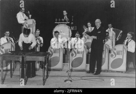 Orchestre de danse de Willem Smit, Transformatorenfabriek, joué pour des soldats néerlandais avant la guerre mondiale de 2nd dans le Kazerne, de Bonte OS (café), etc. Composition : directeur Cohen, batteur Henk Knijf, Piano Speyers, Xylophone Sisca van Beurskom, Jan Tichelaar, Accordéon ans Schoester et Kleevens, Trombone Gradus Stallion, trompette Floor v/d Heyden et JO Brand, Saxophone Piet Maas, Theo Hendriks et JO Glaap Banque D'Images