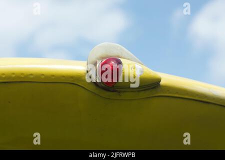 Feux rouges de navigation aérienne sur aile jaune d'un ancien avion Banque D'Images