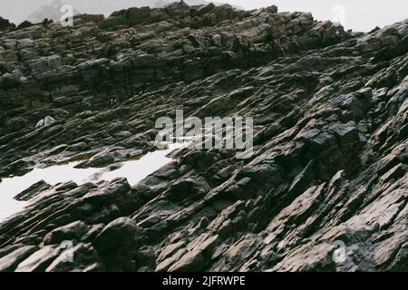 Des montagnes rocheuses nettes en gros plan et de l'eau dans les rochers Banque D'Images