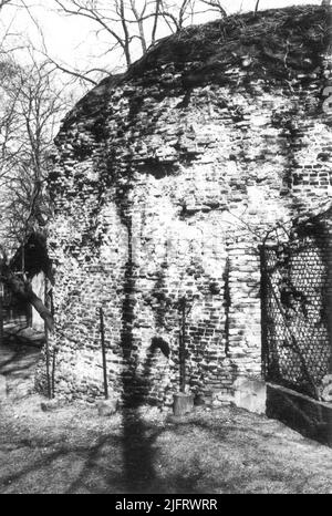 Le Sint Jacobstoren (Zandtoren), avec la tour citoyenne de la couronne de 1425, populairement connu sous le nom de Kruittoren, et le Rondeel 'pied romain' de 1527, partie de la vieille ville mur dans le Kronenburgerpark, pour la restauration de 1971/1972 Banque D'Images