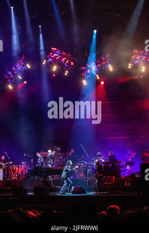 Vérone Italie. 04 juillet 2022. L'auteur-compositeur australien NICK CAVE avec son groupe THE BAD SEEDS se produit sur scène à l'Arena di Verona lors de son « European Tour 2022 ». Banque D'Images